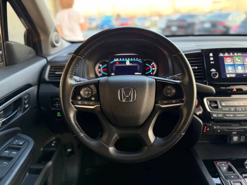 2021 Honda Pilot Touring w/Rear Captain's Chairs