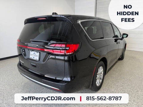 2027 Chrysler Pacifica Select
