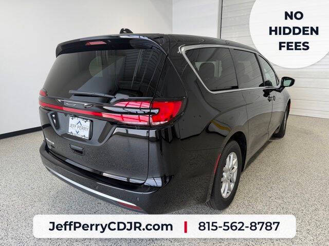 2027 Chrysler Pacifica Select