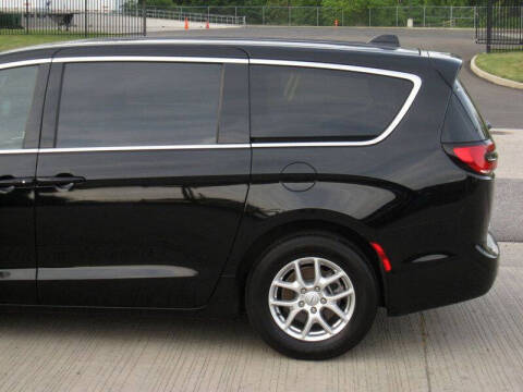 2025 Chrysler Pacifica Select