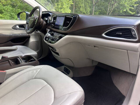 2017 Chrysler Pacifica Touring-L