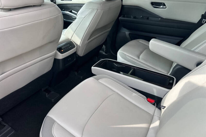 2022 Nissan Pathfinder SL