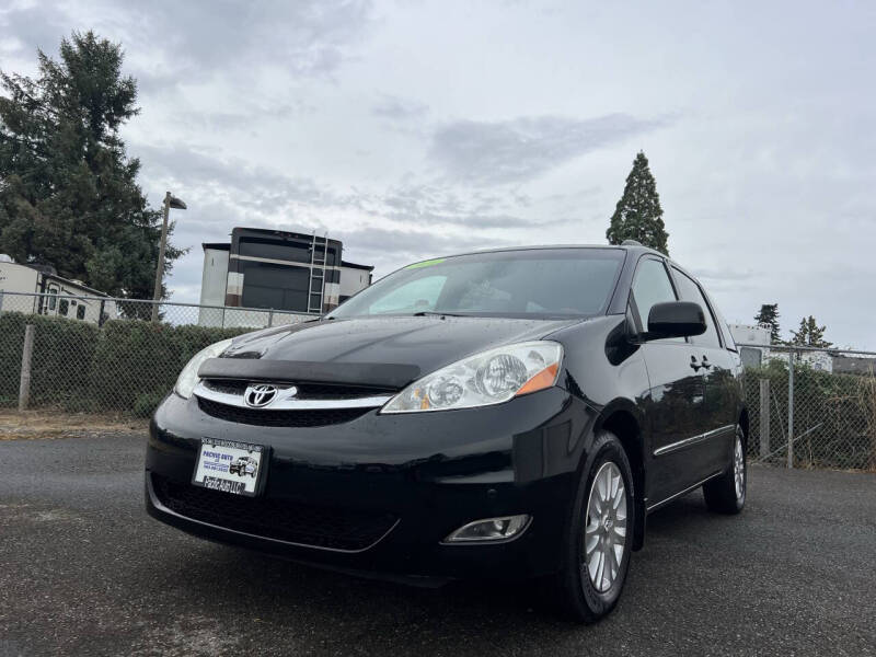 2010 Toyota Sienna XLE's photo