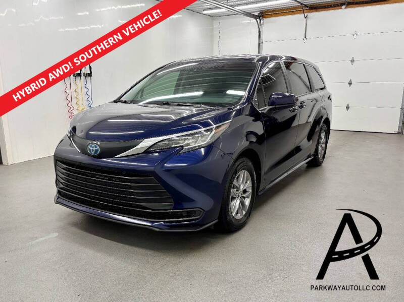 2022 Toyota Sienna LE's photo