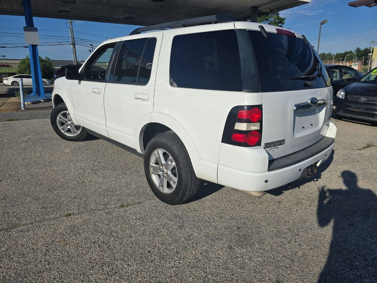 2010 Ford Explorer for sale at QUEENSGATE AUTO SALES in York, PA