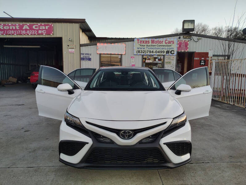 2022 Toyota Camry SE's photo