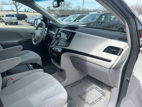 2013 Toyota Sienna LE 8-Passenger