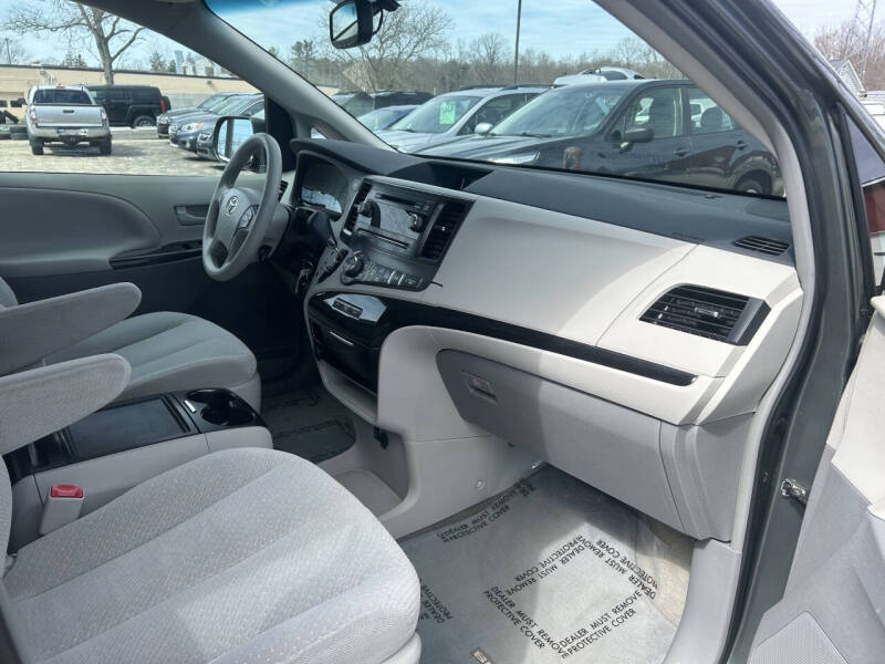 2013 Toyota Sienna LE 8-Passenger