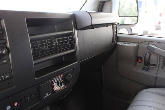 2025 Chevrolet Express 3500
