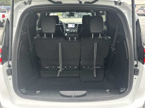 2027 Chrysler Pacifica Select