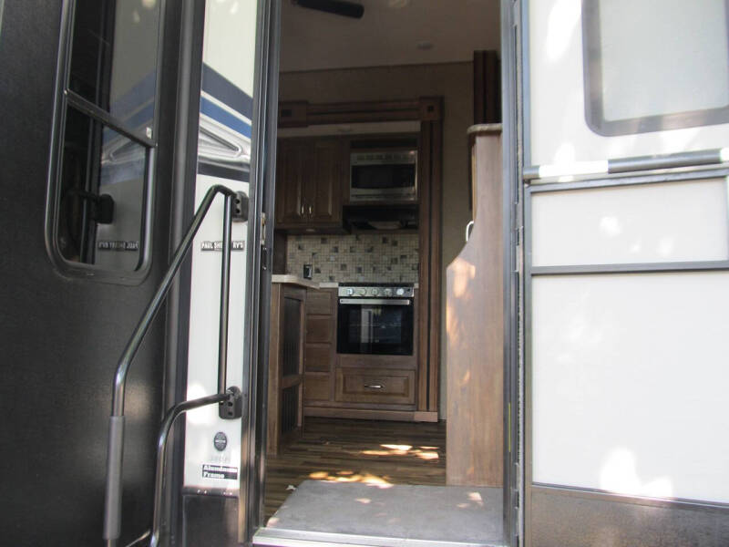 2017 Keystone RV Avalanche