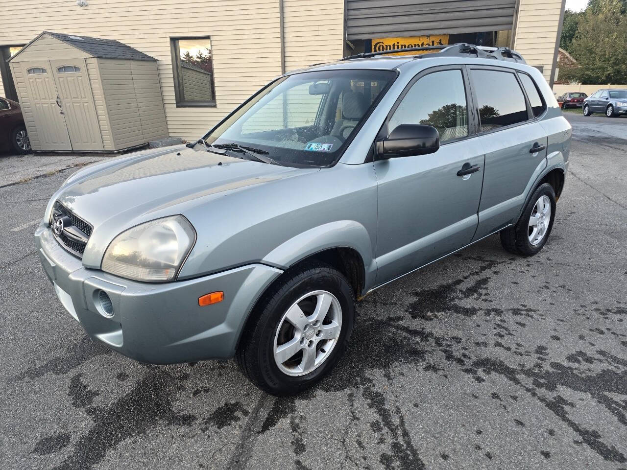 2005 Hyundai TUCSON for sale at QUEENSGATE AUTO SALES in York, PA