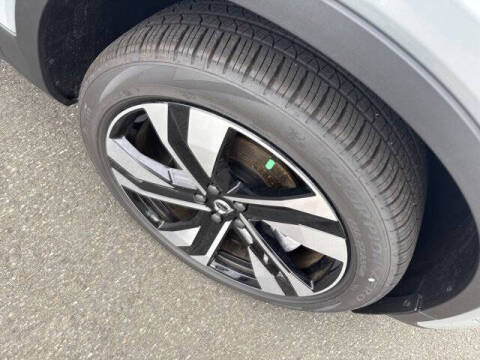 2025 Volvo XC40 B5 Ultra Bright Theme