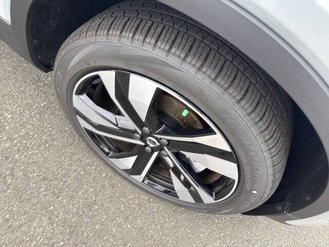 2025 Volvo XC40 B5 Ultra Bright Theme