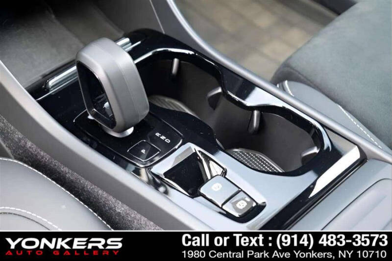 2023 Volvo XC40 B5 Ultimate Dark Theme