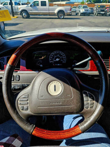 2003 Lincoln Town Car Signature