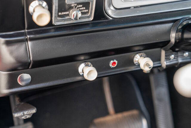 1968 Jeep Wagoneer 22