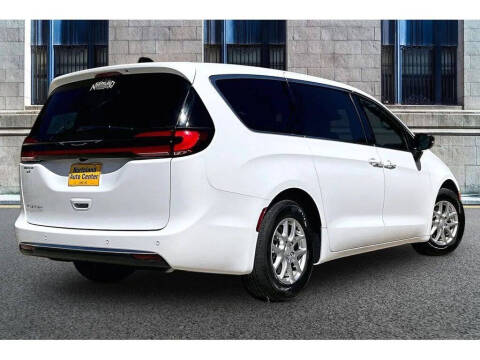 2027 Chrysler Pacifica Select