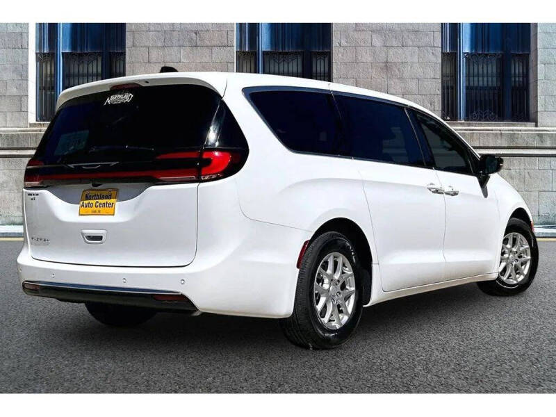 2027 Chrysler Pacifica Select