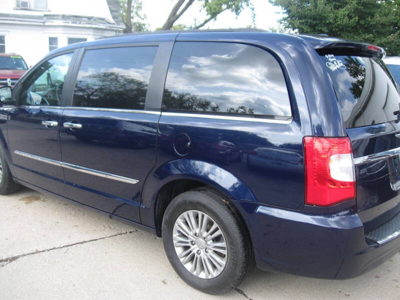 2016 Chrysler Town and Country Touring-L