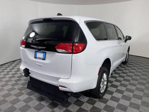 2023 Chrysler Voyager LX