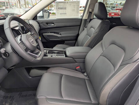 2025 Nissan Pathfinder SL