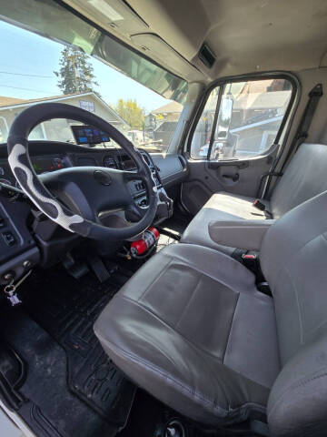 2020 Freightliner M2 106