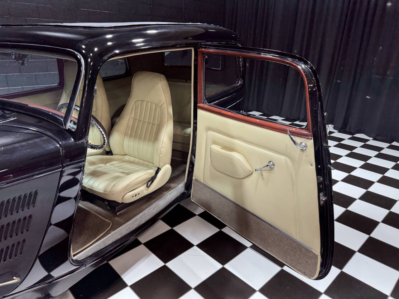1933 Ford Tudor 12