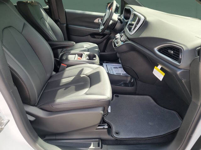 2027 Chrysler Pacifica LX