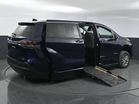 2025 Toyota Sienna LE 8-Passenger