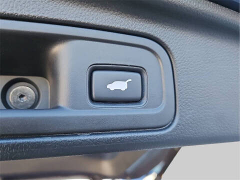 2022 Honda Pilot Touring w/Rear Captain's Chairs