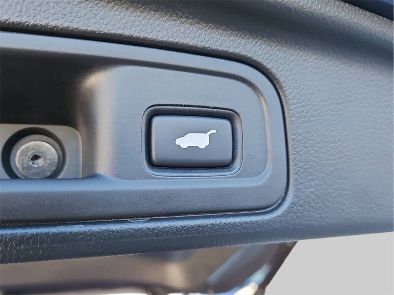 2022 Honda Pilot Touring w/Rear Captain's Chairs