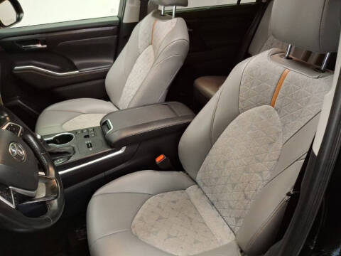 2023 Toyota Highlander Hybrid Bronze Edition