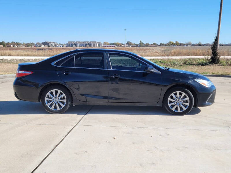 2016 Toyota Camry XLE photo 3