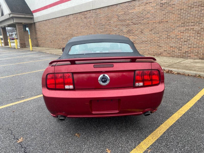 2005 Ford Mustang GT Deluxe photo 4