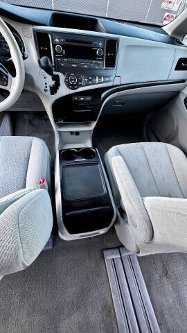 2014 Toyota Sienna LE 8-Passenger