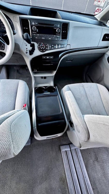 2014 Toyota Sienna LE 8-Passenger