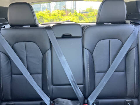 2023 Volvo XC40 B5 Plus Dark Theme