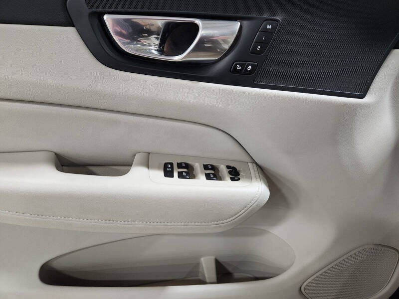 2023 Volvo XC60 Recharge T8 Plus Bright Theme