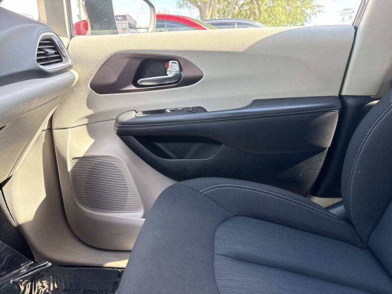 2023 Chrysler Voyager LX