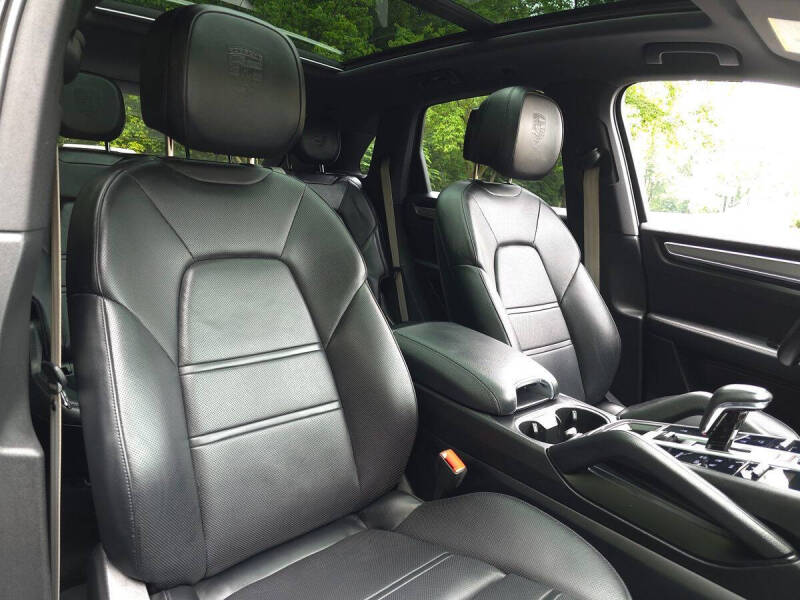 2023 Porsche Cayenne Platinum Edition