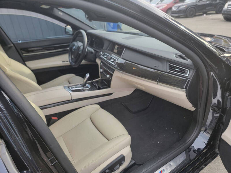 2015 BMW 7 Series 740i photo 11