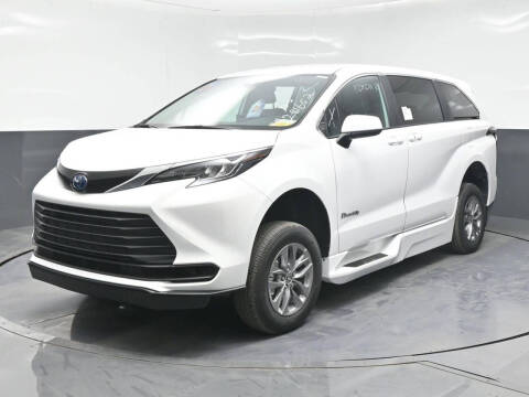 2025 Toyota Sienna LE 8-Passenger