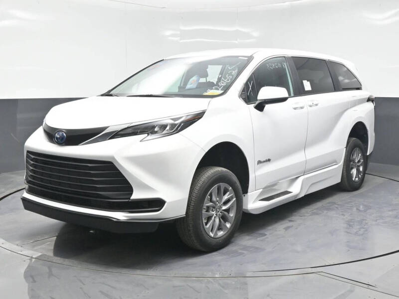 2025 Toyota Sienna LE 8-Passenger