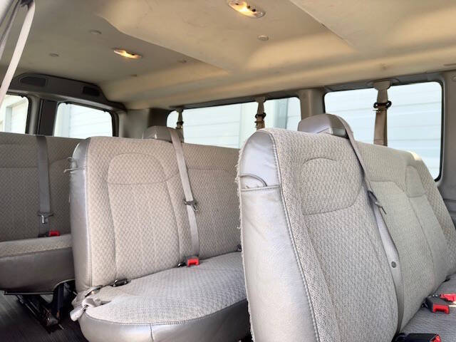 2018 GMC Savana Passenger LT photo 12