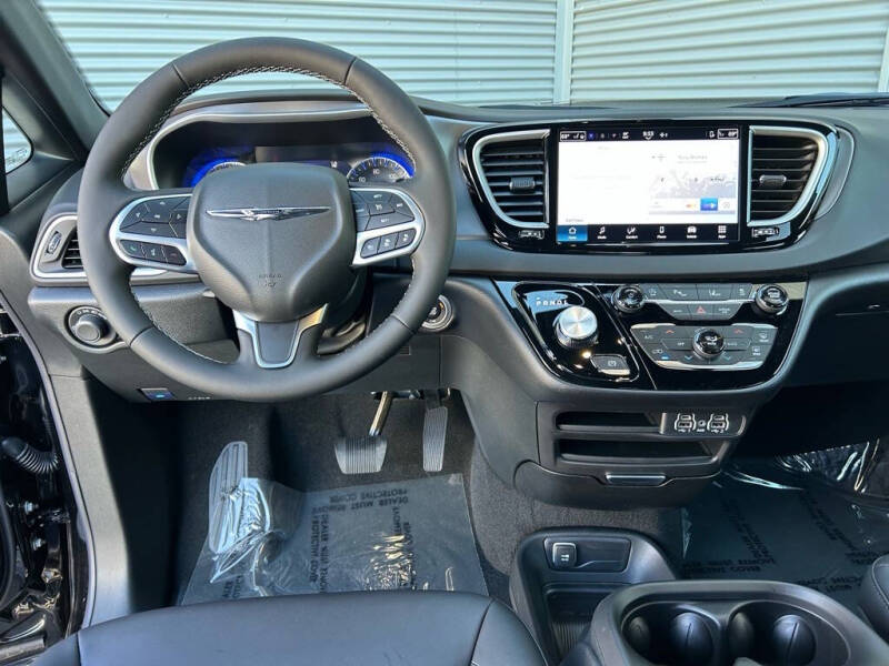 2025 Chrysler Voyager LX