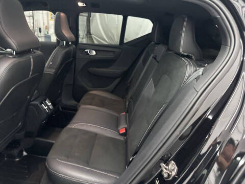 2022 Volvo XC40 T5 R-Design