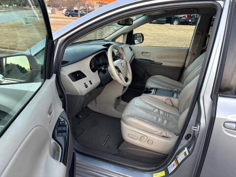 2011 Toyota Sienna LE 7-Passenger Auto Access Seat
