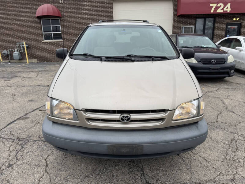 2000 Toyota Sienna LE photo 2