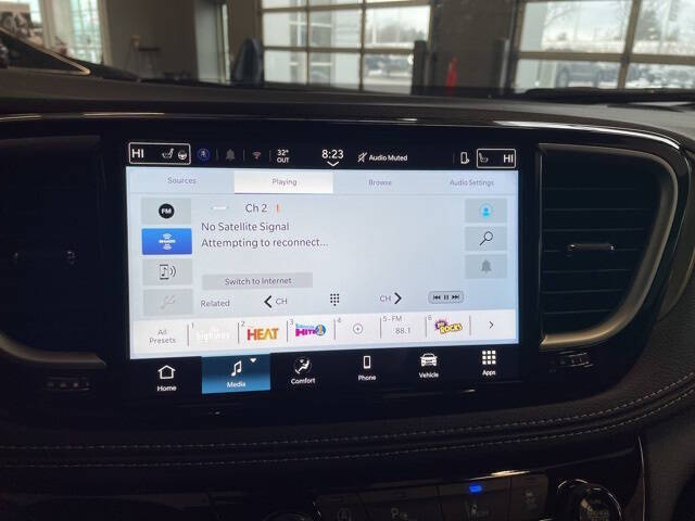 2026 Chrysler Pacifica Select